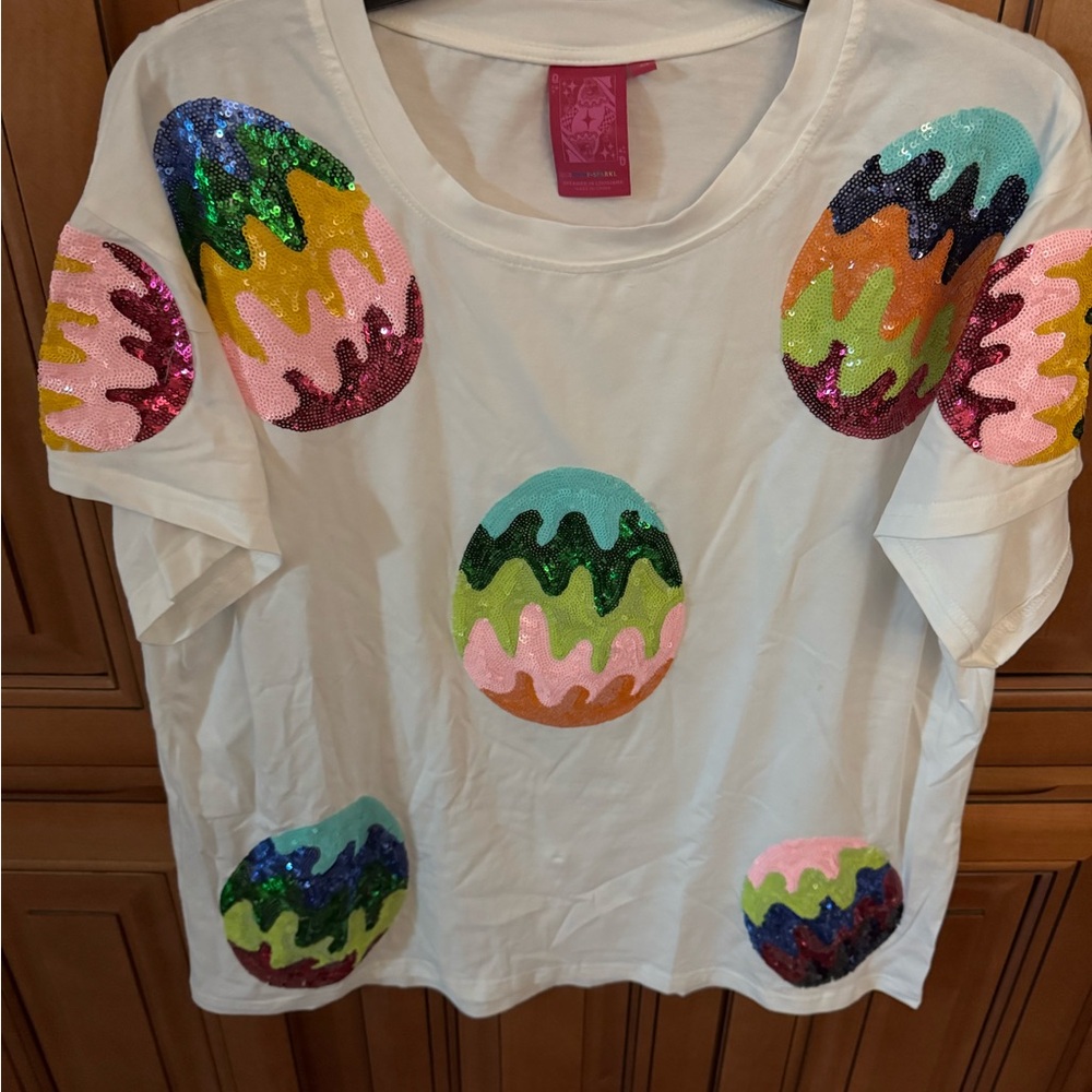 QUEEN OF SPARKLES Colorful Sequin Egg Short Sleeve Tee